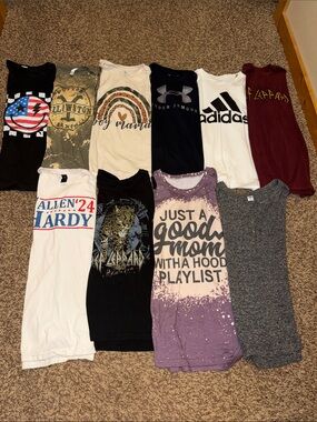 Lot of women’s size medium short sleeve shirts